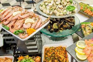 Buffet im AX The Palace Hotel mit verschiedenen Meeresfrüchten und Gerichten.