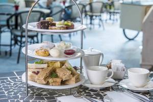 Dreistöckiger Nachmittagstee im AX The Palace mit verschiedenen Sandwiches, Kuchen und Tee