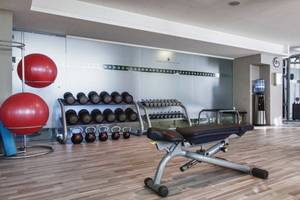 Fitness-Center im AX The Palace Hotel mit diversen Geräten und Trainingswerkzeugen.