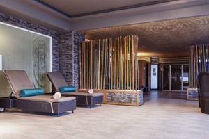 Loungebereich im AX The Palace Hotel mit Bambuswänden und modernen Möbeln.