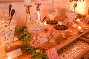 Candy Buffet im Hotel Ollastu Resort mit verschiedenen Süßigkeiten in Gläsern.