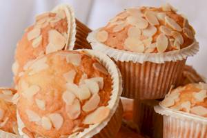 Nahaufnahme von Mandel-Muffins in Papierförmchen.