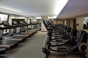 Fitnessstudio im Westin New York am Times Square mit mehreren Laufbändern und Stepper