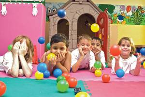 Kinder mit Ballons im Spielzimmer des Al Raha Beach Hotel