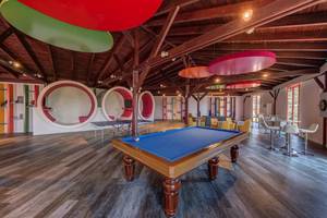 Pooltisch und Sitzstühle in der Lounge des Rixos Premium Tekirova Hotels
