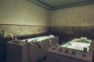 Zwei Whirlpools in einem Badezimmer im Iberostar Mehari Djerba Hotel.