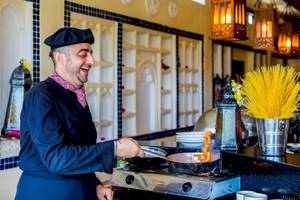 Koch im Royal Zanzibar Beach Resort in der Küche beim Kochen
