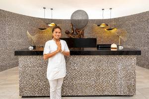 Empfang im Royal Zanzibar Beach Resort mit einer lächelnden Mitarbeiterin