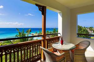 Aussicht vom Balkon des Royal Zanzibar Beach Resorts auf das Meer und die Palmen