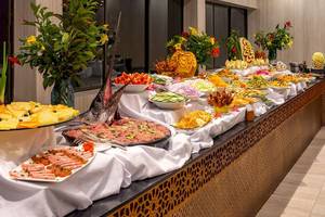 Buffet im Royal Zanzibar Beach Resort mit verschiedenen Gerichten und Dekoration
