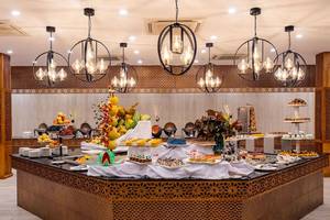 Buffettisch im Royal Zanzibar Beach Resort mit verschiedenen Desserts und Früchten.