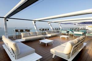 Dachterrasse des Playabonita Hotels mit Blick auf das Meer und modernen Möbeln.