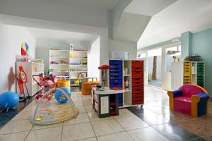 Spielzimmer im Playabonita Hotel mit bunten Möbeln und Spielzeug.