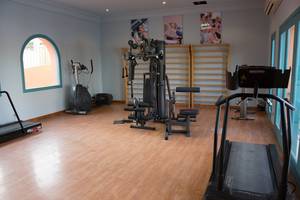 Fitnessstudio im Chedi El Gouna mit Geräten wie Laufband, Crosstrainer und Gewichtsmaschine.