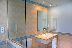 Badezimmer im Chedi El Gouna Hotel mit Glasdusche, Toilette und Waschbecken.