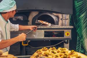 Koch im Hotel Iberostar Selection Fuerteventura Palace bereitet Pizza zu
