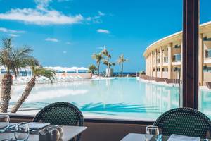 Blick auf den Poolbereich des Iberostar Selection Fuerteventura Palace Hotels