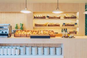 Frühstücksbuffet im Iberostar Selection Fuerteventura Palace Hotel mit Brot, Kaffee und Geschirr.