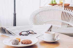 Frühstückstisch im Hotel Iberostar Selection Fuerteventura Palace mit Zeitung, Kaffee, Kuchen und Brille