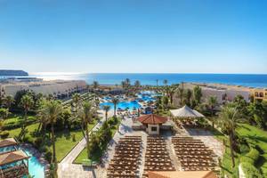 Luftaufnahme des Atlantica Aegean Blue Resorts mit Swimmingpool und Blick aufs Meer.