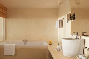 Badezimmer im Jetwing Blue Hotel mit Badewanne, Waschbecken und Toilettenartikeln.