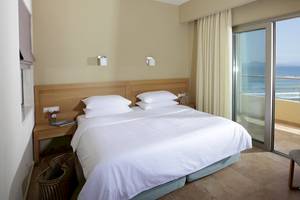 Ein elegantes Hotelzimmer im Almira Hotel mit Blick auf das Meer.