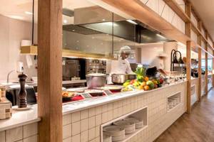 Innenansicht des Restaurants im Guayarmina Princess Hotel mit Buffet und Gästen.
