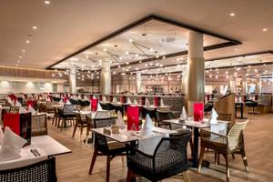 Innenansicht des Restaurants des Guayarmina Princess Hotels mit gedeckten Tischen und Stühlen.