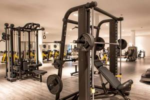 Fitnessstudio im Guayarmina Princess Hotel mit verschiedenen Trainingsgeräten und Laufbändern