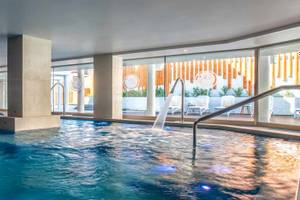Innenpool des Guayarmina Princess Hotels mit blauem Wasser und blauen Lichtern.