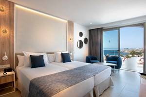 Doppelbettzimmer im Guayarmina Princess Hotel mit Meerblick und Balkon.