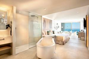 Gguayarmina Princess Hotel Suite mit Schlafzimmer und Badezimmer mit Badewanne und Dusche.