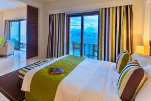 Schlafzimmer im Sifawy Boutique Hotel mit großem Bett, Balkon und Stadtblick.