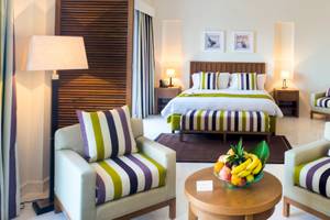 Schlafzimmer im Sifawy Boutique Hotel mit Bett, Kissen, Nachttischen und Lampen.