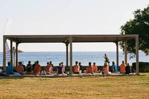 Yoga-Kurs im Giannoulis Cavo Spada Sports & Leisure Resort mit Blick auf das Meer.