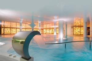 Innenansicht des Spa-Pools im Bull Costa Canaria Hotel mit Wasserfall und goldenen Wänden