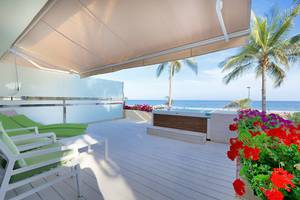 Terrasse des Bull Costa Canaria & Spa Hotels mit Whirlpool und Meerblick