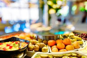 Buffet im Hotel Bull Costa Canaria & Spa mit verschiedenen Obstsalaten, Früchten und Gemüse