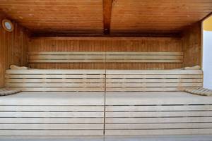 Sauna im Bull Costa Canaria & Spa Hotel mit Holzbänken und einer Uhr an der Wand.