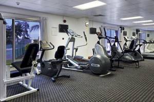 Fitnessstudio im Hilton Salalah Resort mit verschiedenen Trainingsgeräten.