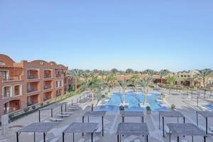 Luftaufnahme des Jaz Dar El Madina Resorts mit Swimmingpools und Sonnenliegen.