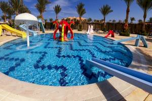 Schwimmbecken im JAZ Neo Dar El Madina Hotel mit bunten Wasserrutschen.