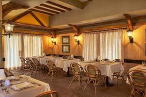 Restaurant des JAZ Neo Dar El Madina Hotels mit Tisch, Stühlen und Lampen