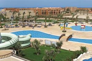 Luftaufnahme des Jaz Neo Dar El Madina Resorts mit Swimmingpools, Wasserrutschen und Sonnenliegen.