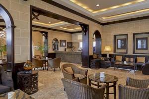 Das geräumige und elegante Foyer des Jaz Dar El Madina Hotels mit Möbeln und Dekorationen.