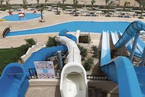 Luftaufnahme des Wasserparks im JAZ Neo Dar El Madina Hotel mit mehreren Rutschen und einem großen Schwimmbecken.