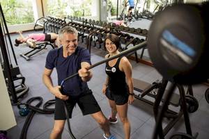 Fitnesstraining im Robinson Khao Lak Hotel mit einem Mann und einer Frau.