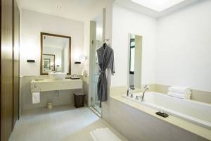Badezimmer im Robinson Khao Lak Hotel mit Badewanne, Dusche und Waschbecken.