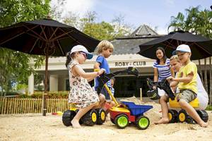 Kinder spielen mit Spielzeug am Hotel Robinson Khao Lak.