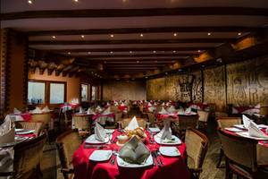 Innenbereich des Restaurants im Titanic Palace Hotel mit eingerichteten Tischen und Stühlen.